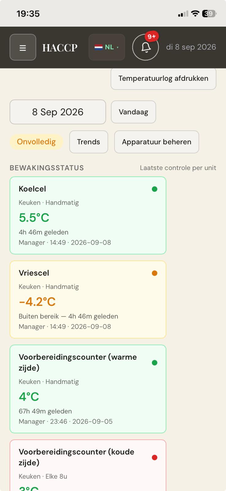 Het temperatuurlogboek van Tout Compris op een telefoon, in het Nederlands: koelcel 5,5 °C in orde, vriescel −4,2 °C buiten bereik