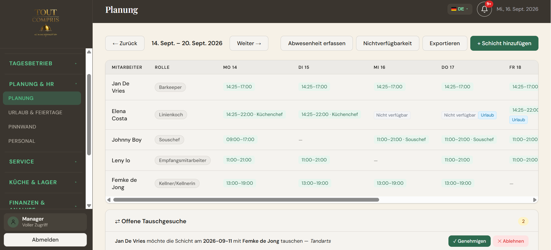 Der Wochendienstplan von Tout Compris auf einem Laptop, auf Deutsch: Schichten pro Mitarbeiter und Tag, mit einem Urlaubsantrag und einer offenen Tauschanfrage